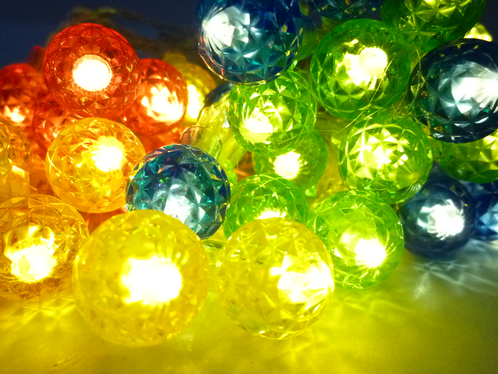 Solar Lichterkette Kugeln bunt 50 flammig
