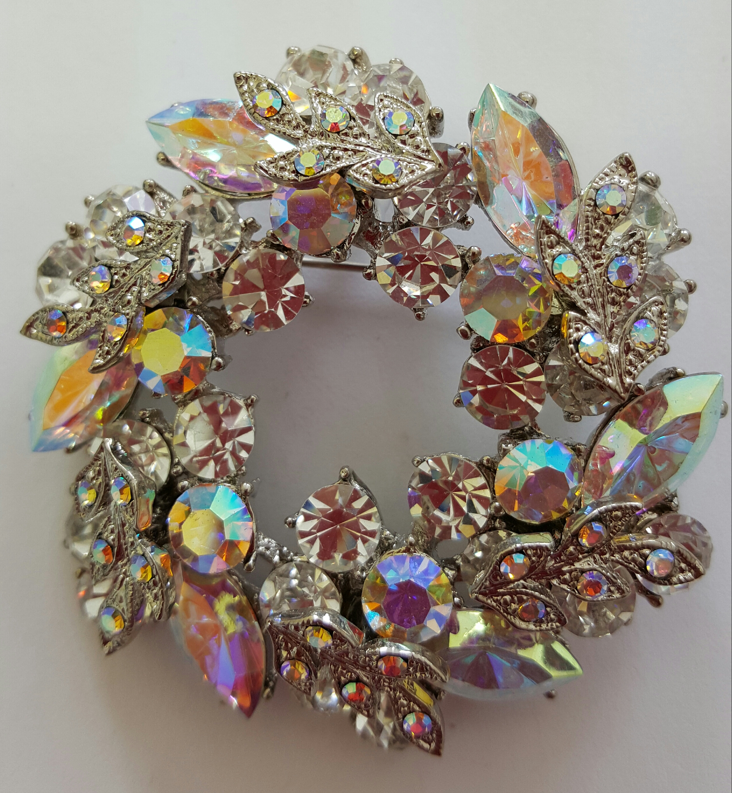 Hochwertig verarbeitete Brosche mit Swarovski Kristallen