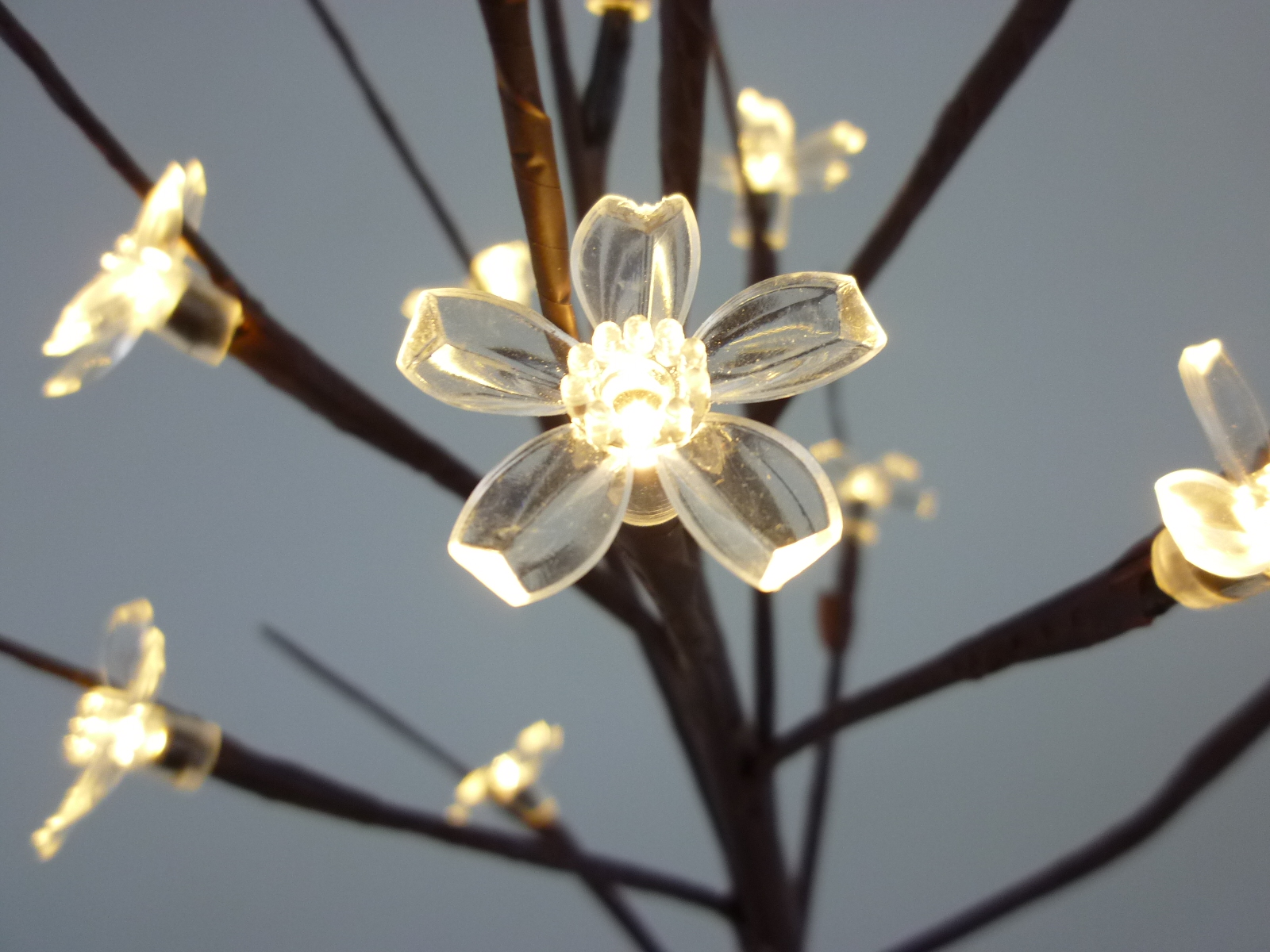 LED Baum mit Blüten  16 flg. Batterie wweiß