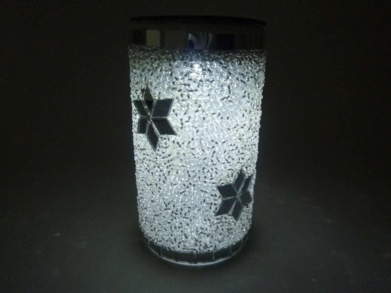 LED Solar Windlicht mit wunderschönem Mosaikglas silber/weiss "Perla"