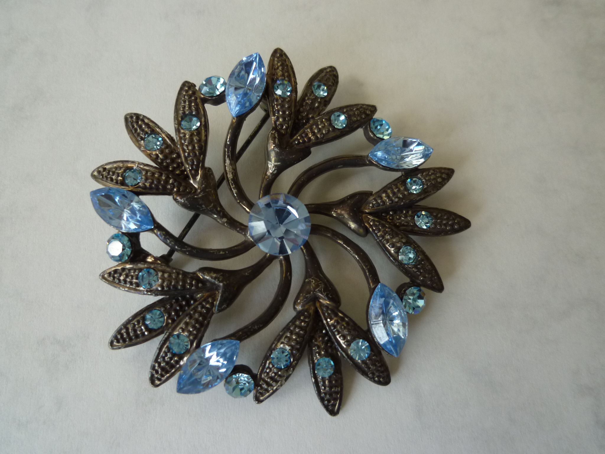 Brosche anthrazit Swarowsky Steine blau