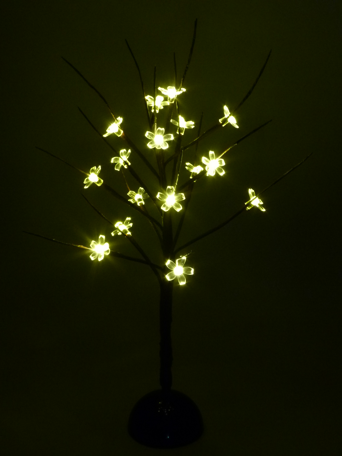 LED Baum mit Blüten  16 flg. Batterie wweiß