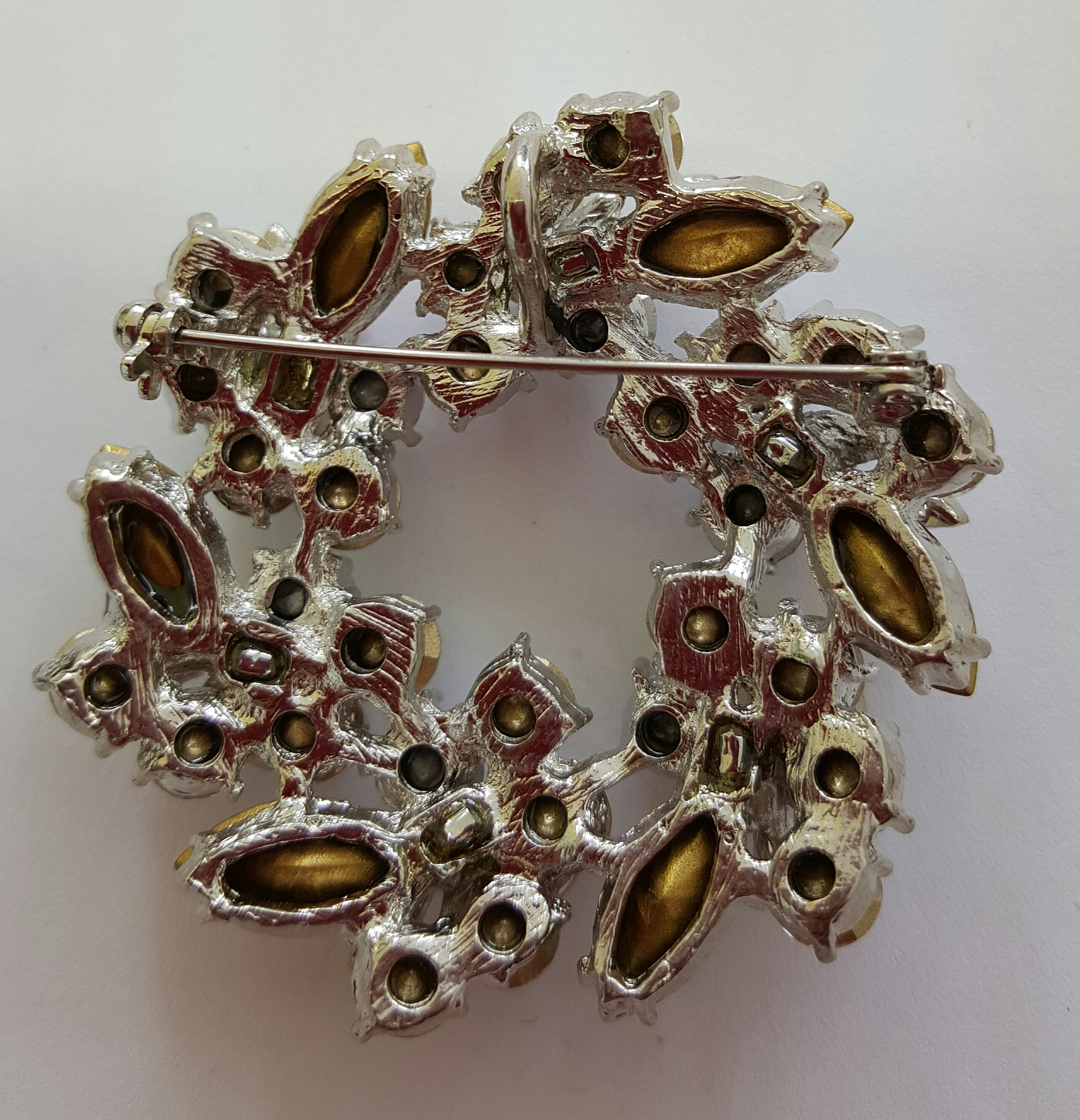 Hochwertig verarbeitete Brosche mit Swarovski Kristallen