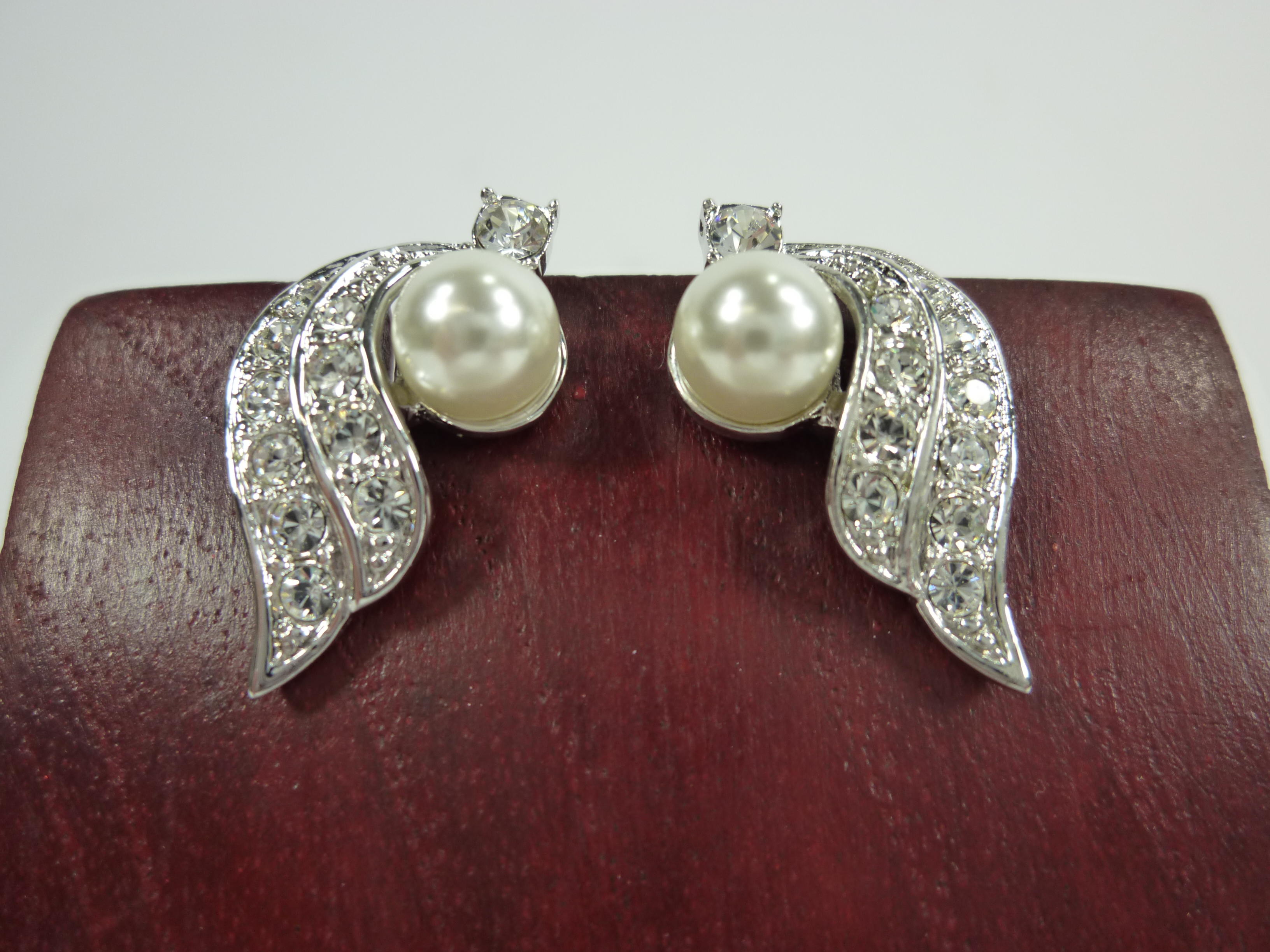 Elegante modische Ohrstecker Perle mit Kristallschweif
