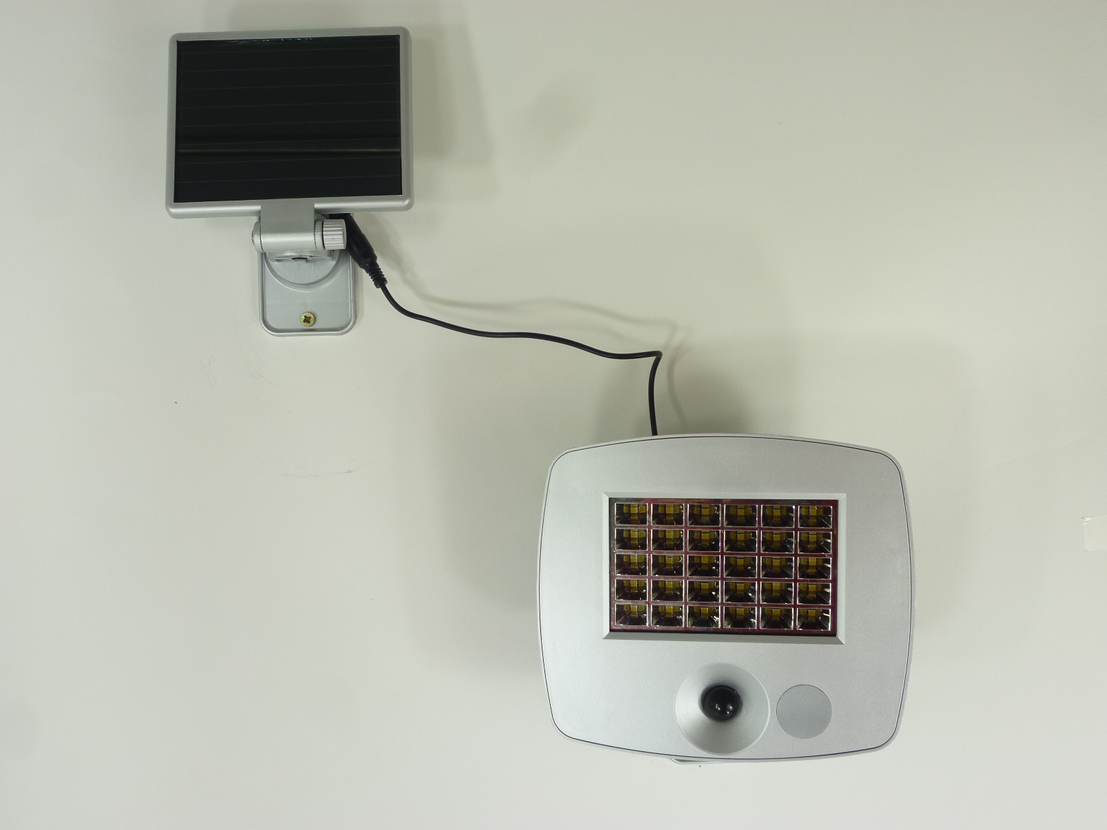 Solarwandleuchte Raven mit Sensor 30 LED