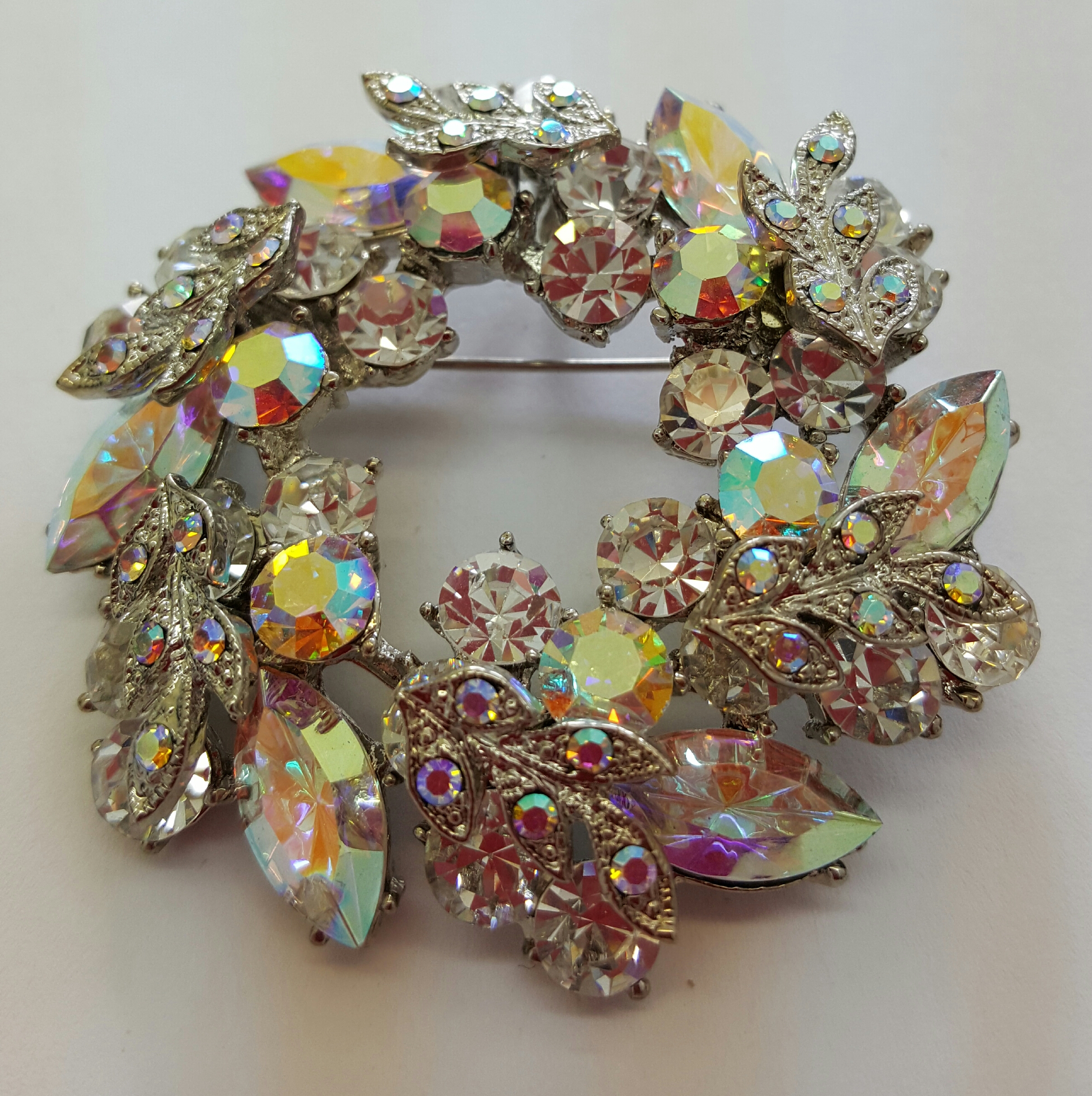 Hochwertig verarbeitete Brosche mit Swarovski Kristallen