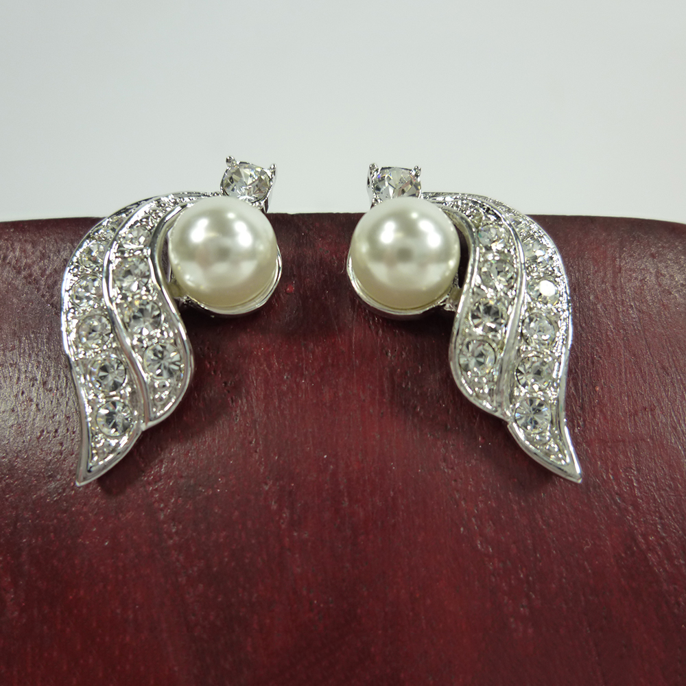 Elegante modische Ohrstecker Perle mit Kristallschweif