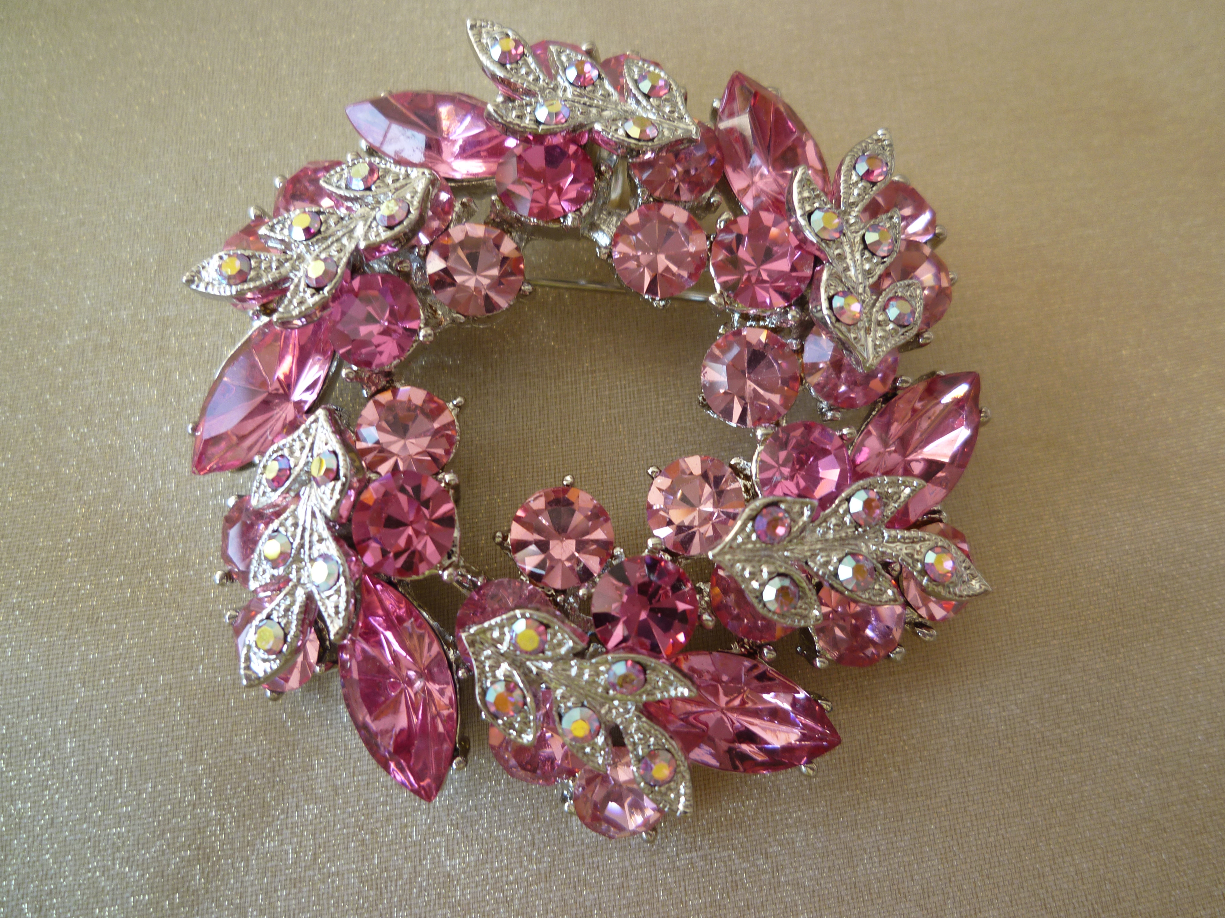 Hochwertig verarbeitete Brosche mit Swarovski Kristallen