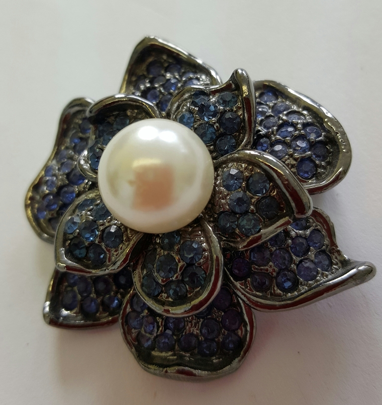 Wunderschöne Brosche Farbe anthrazit mit Swarovski Krystall und Perle Anstecknadel