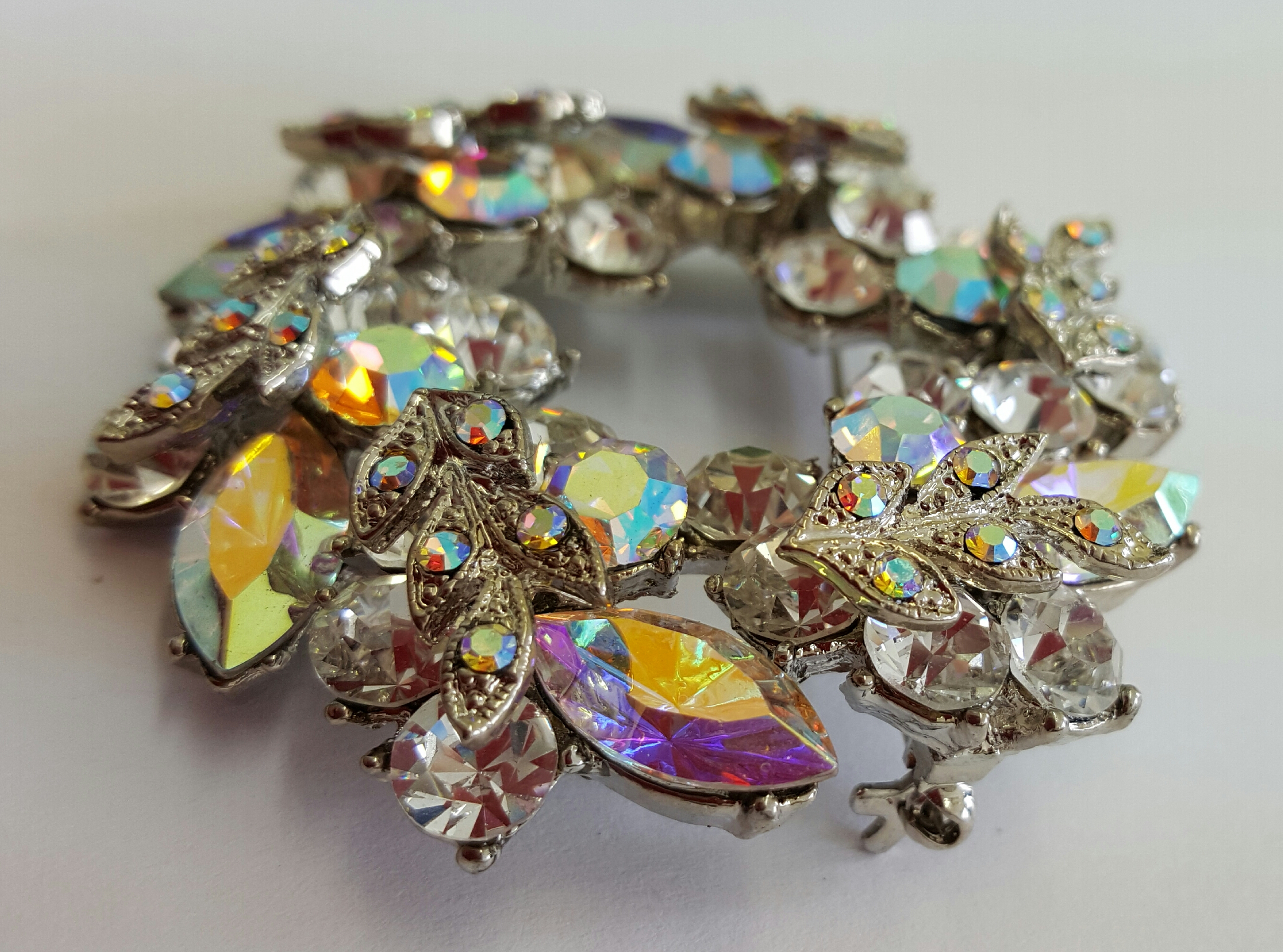 Hochwertig verarbeitete Brosche mit Swarovski Kristallen