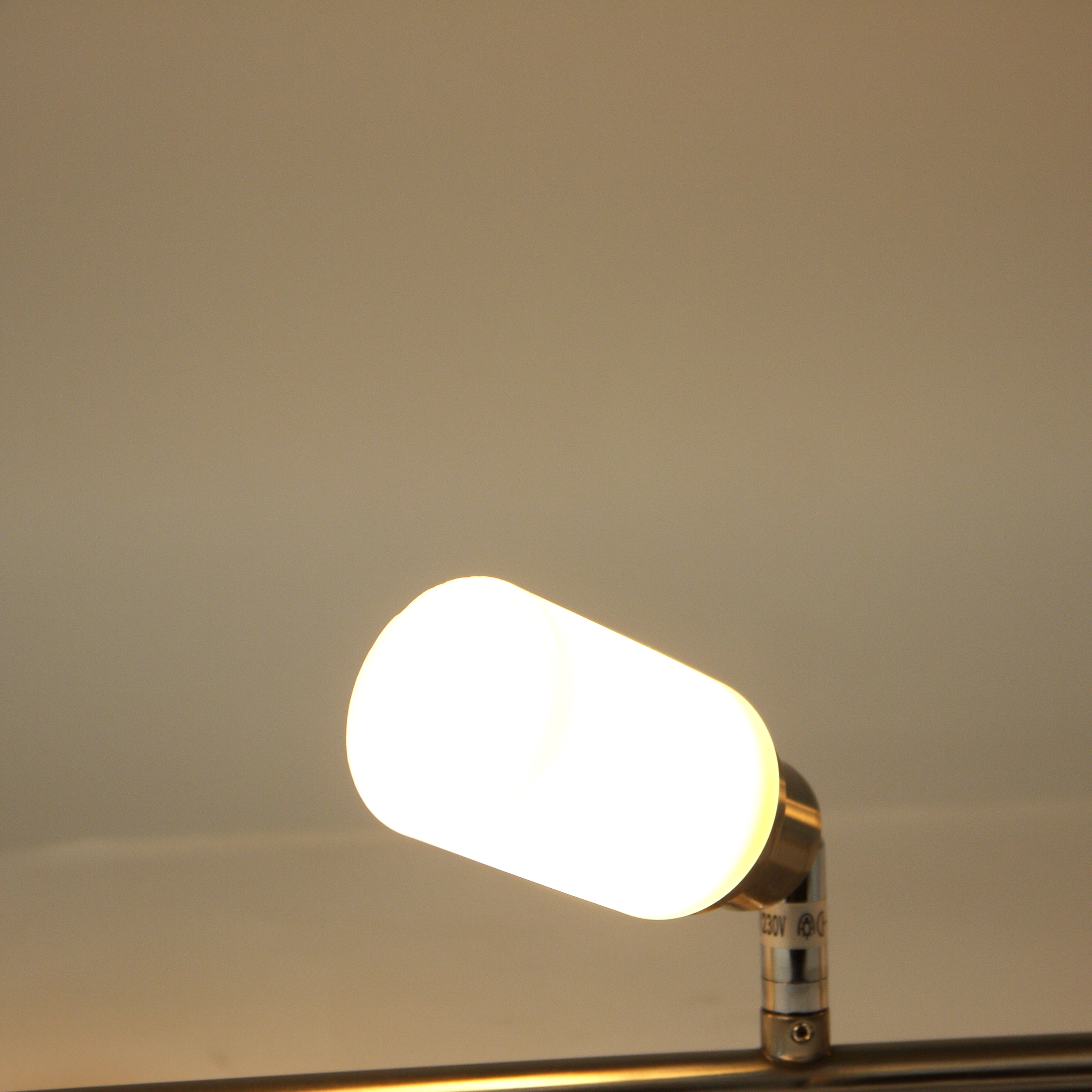 Hochwertiger Halogenstrahler mit weissem Opalglas "Star" 3 flg