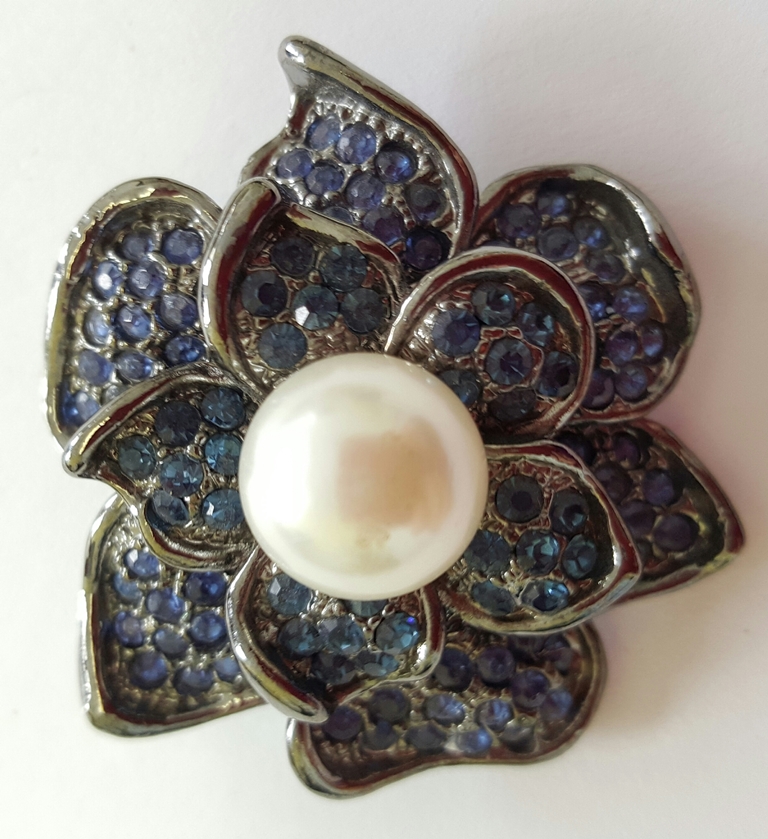 Wunderschöne Brosche Farbe anthrazit mit Swarovski Krystall und Perle Anstecknadel