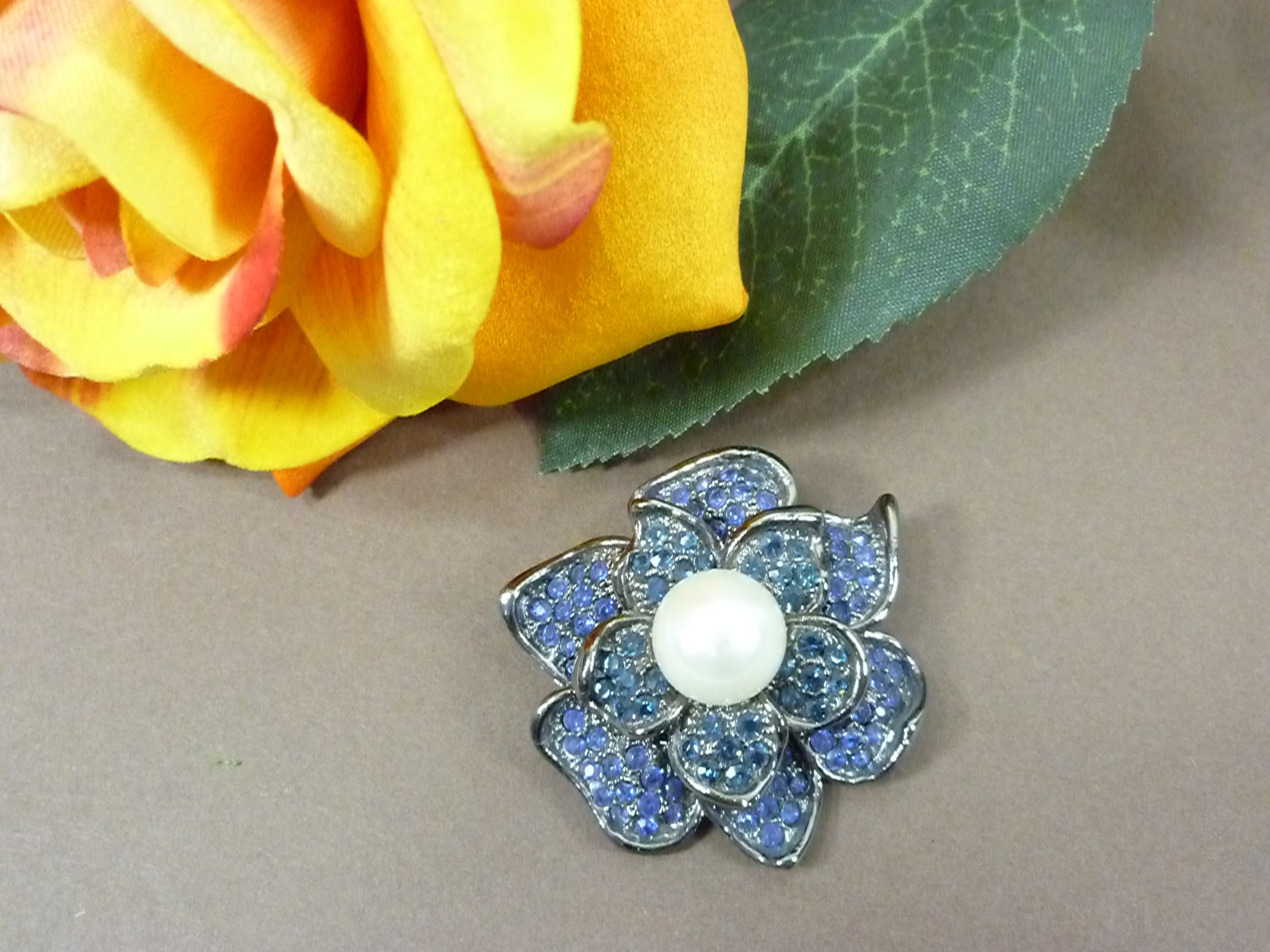 Wunderschöne Brosche Farbe anthrazit mit Swarovski Krystall und Perle Anstecknadel