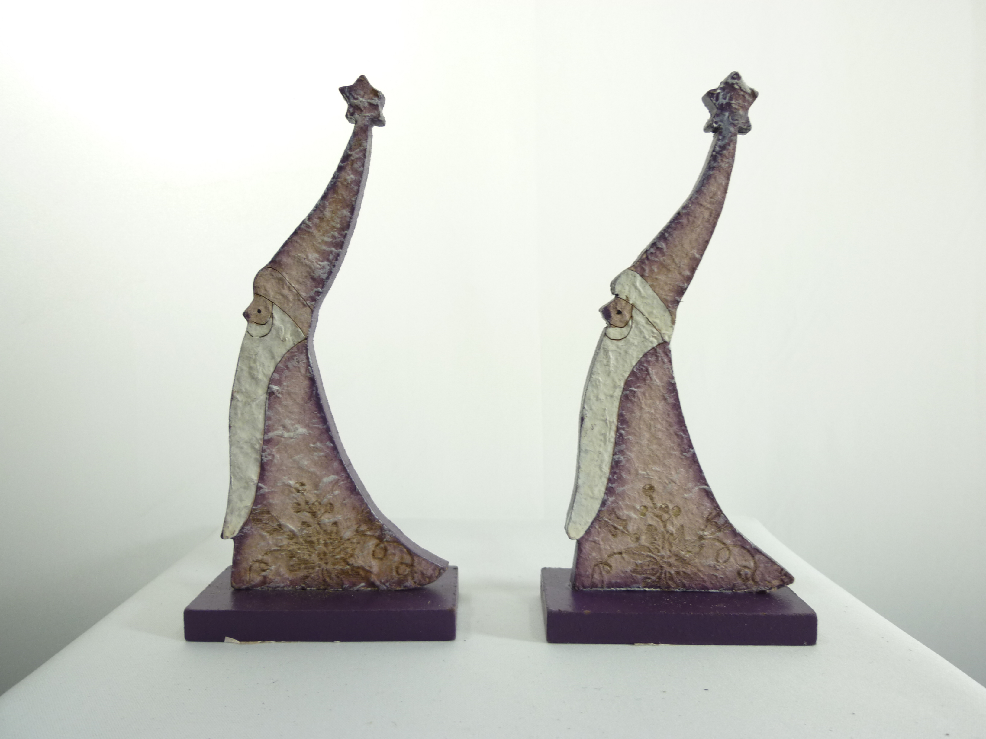 2 X Weihnachtsmänner aus Holz lila